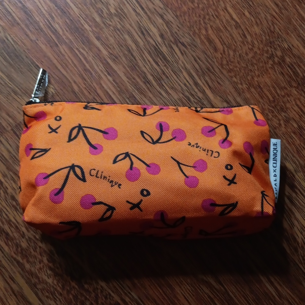 🩵Donald x Clinique makeup bag